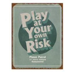 Schild "Play at your own risk"